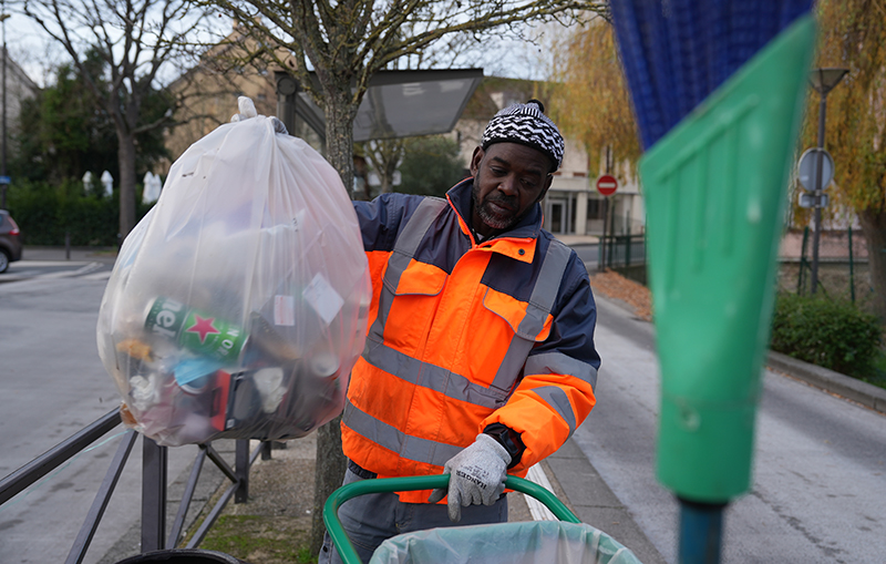 Relève des sacs poubelles