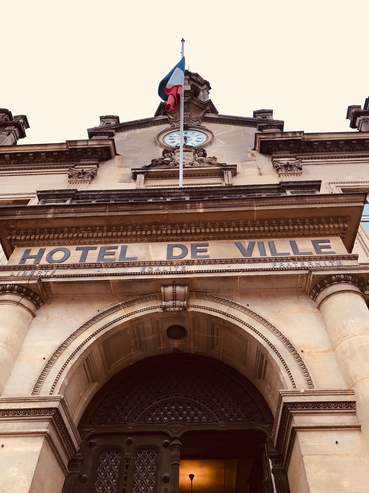 Vue sur l'entrée de l'Hôtel de Ville de Melun