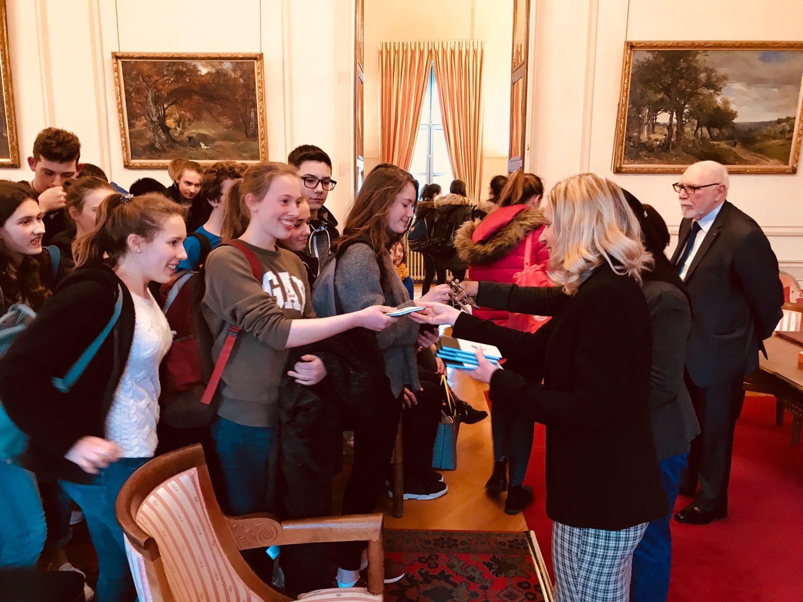 Remise de cadeaux aux élèves et professeurs des deux établissements